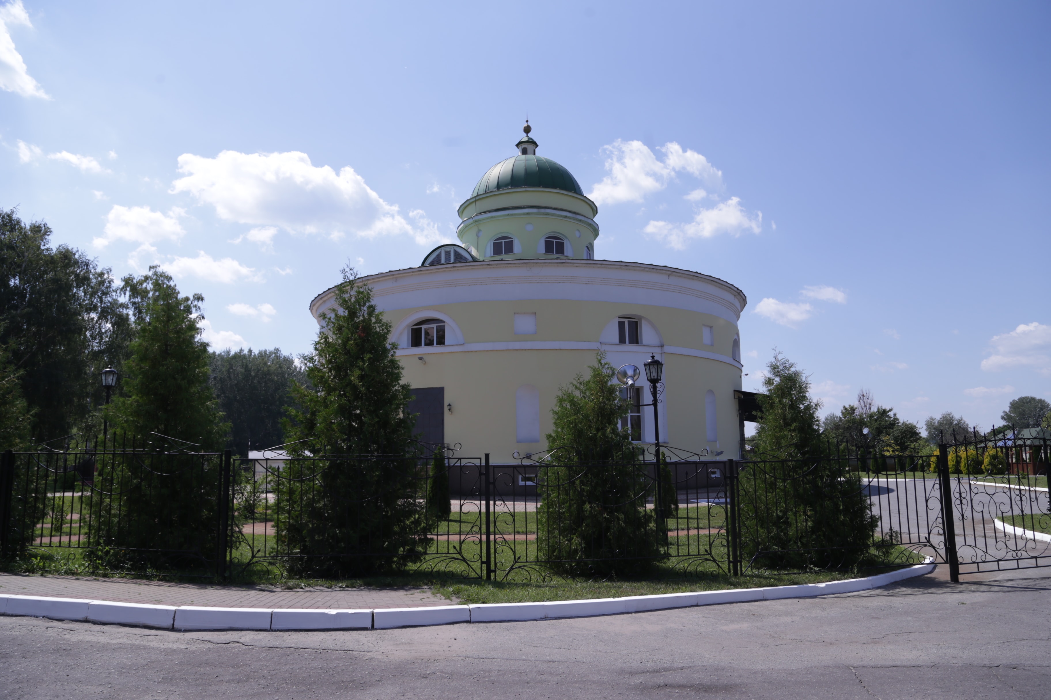 Круглое здание в Головчино. Адрес — Белгородская обл., Грайворонский р-н,  с. Головчино, ул. Кравченко, д. 9А. Фото, режим работы, афиша и события.  Культурный регион