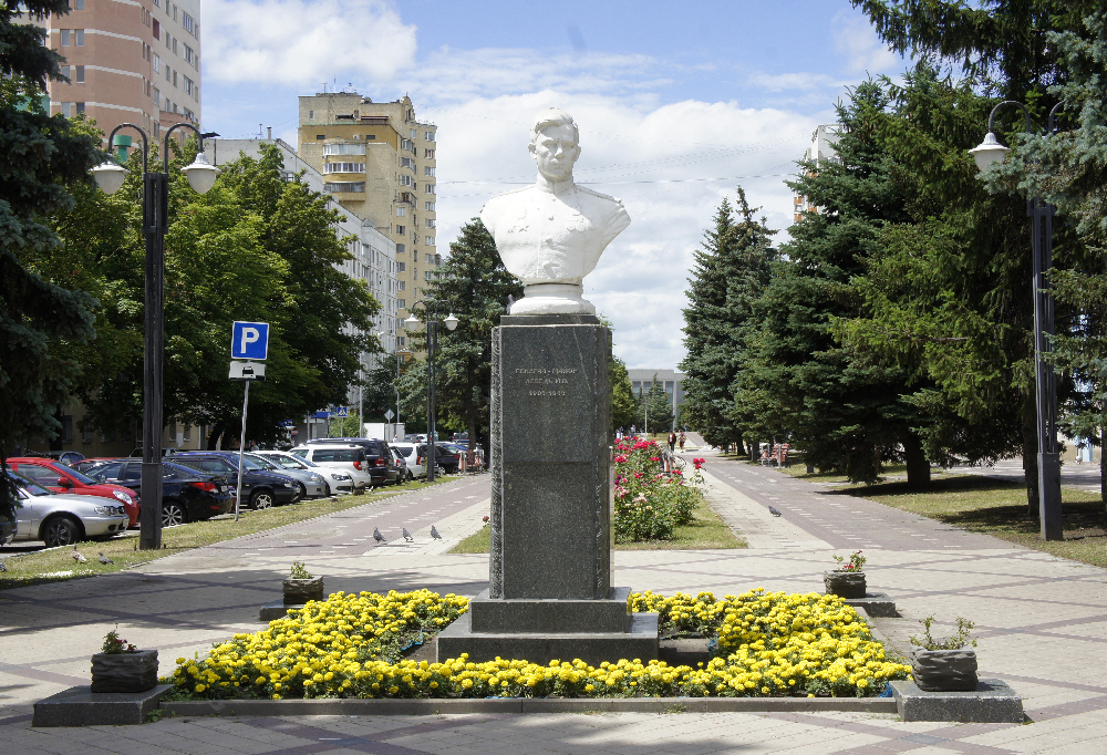 Возле белгорода. Памятник генералу лебедю Белгород. Памятник генерал майору лебедю Белгород. Памятник генерал-майору м.п. лебедю. Памятник лебедю в Белгороде.