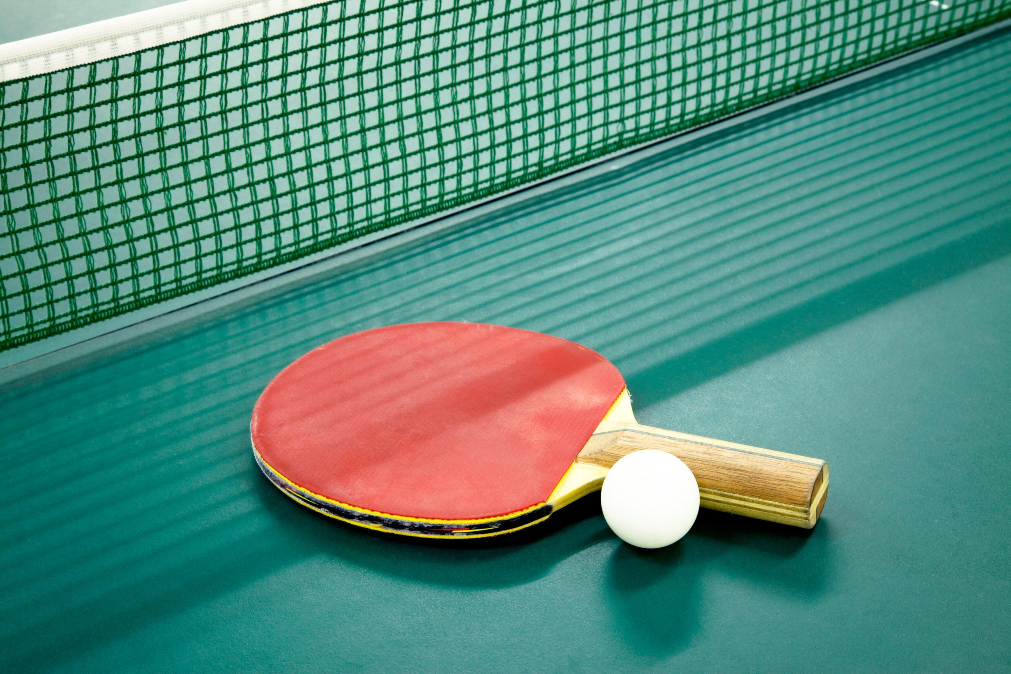 Table tennis. Пинг-понг и настольный теннис. Пинг понг Жемчужная Золотая. Коломенская ракетка 2021 настольный теннис. Настольный теннис ракетки на столе.