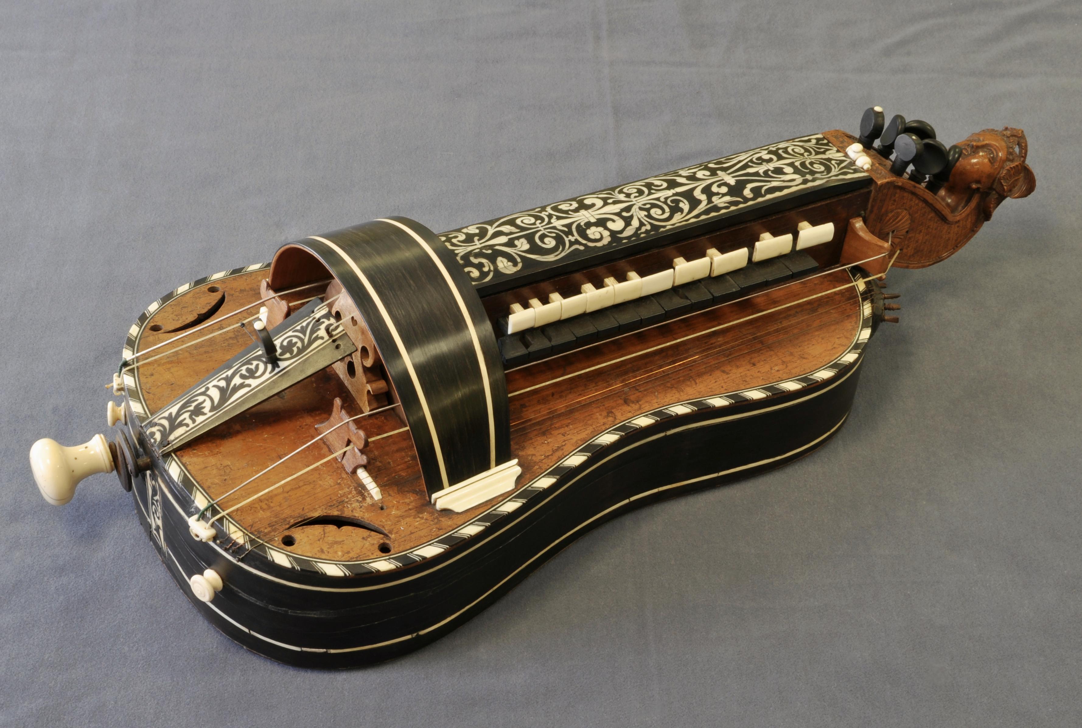 Сука инструмент. Колёсная Лира Hurdy-Gurdy. Харди-Гарди музыкальный инструмент. Колесная Лира Харди-Гарди. Hurdy Gurdy инструмент.