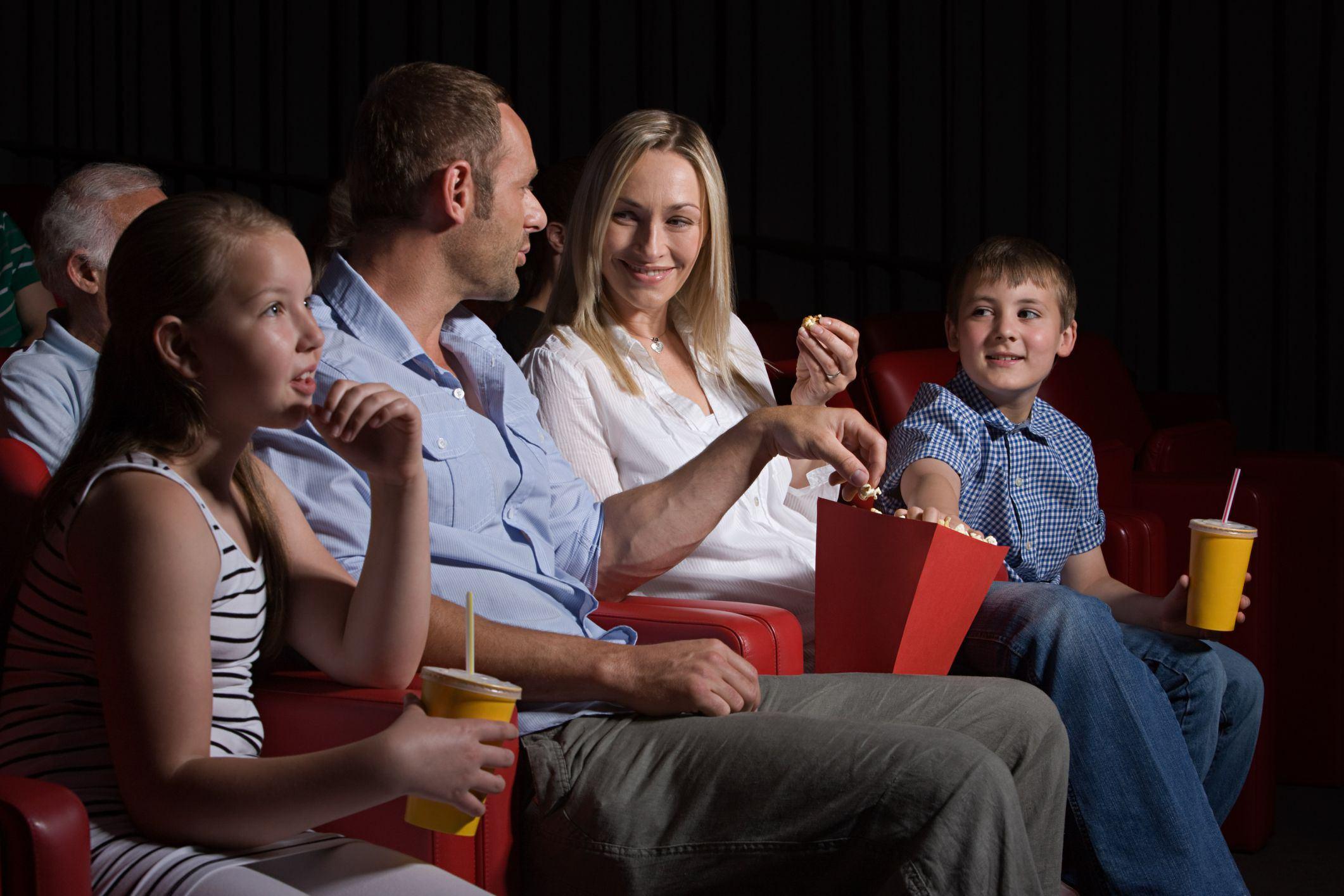Family theater. Семья в кинотеатре. Семейный поход в кинотеатр. Кинотеатр всей семьей.
