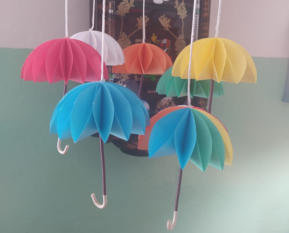 Мастер класс зонтик. Зонтики для украшения группы. Зонтик из цветной бумаги. Объемный зонтик. Объемная поделка зонтик.