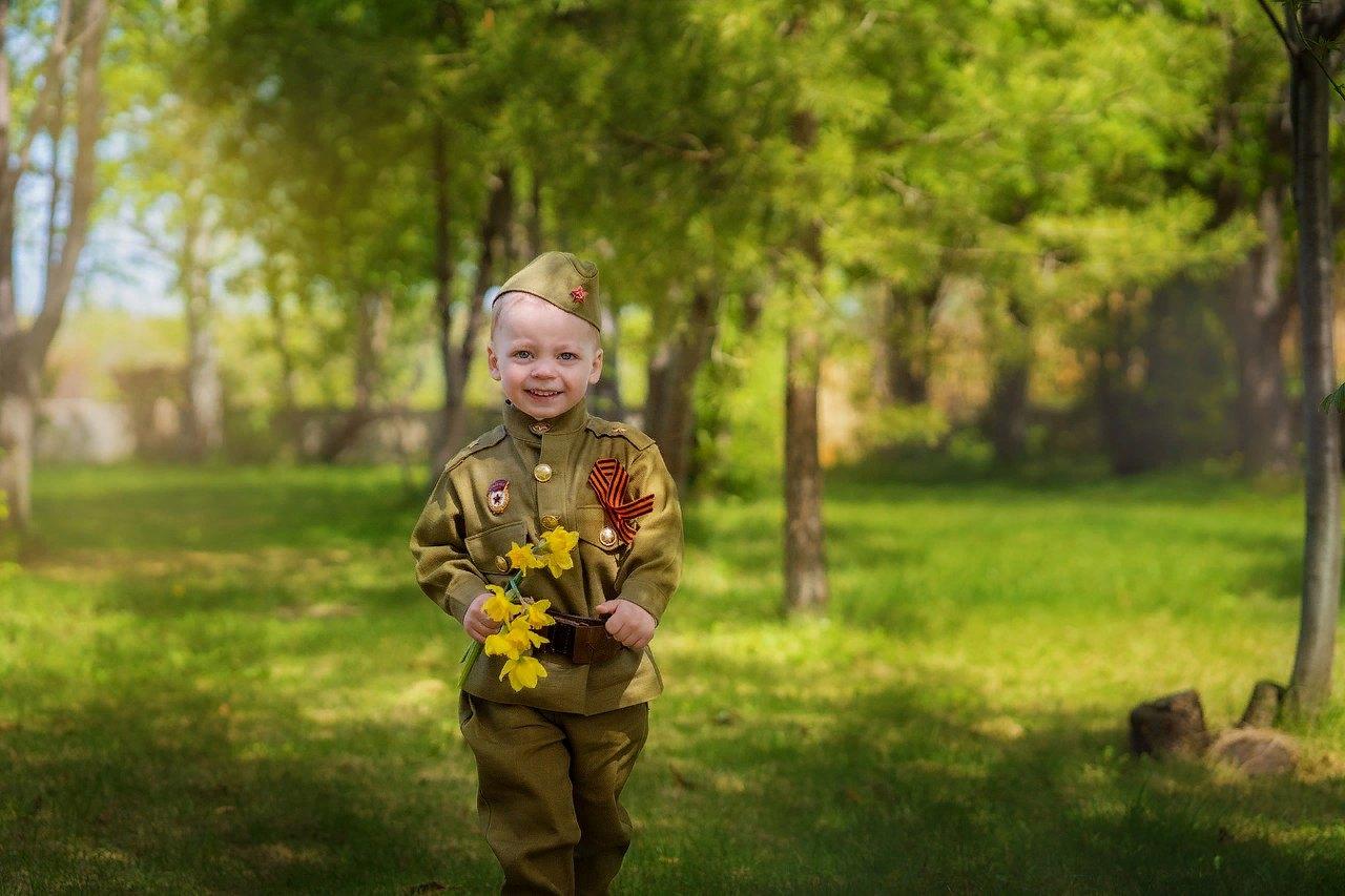 Сайт военной детской. Дети в военной форме. Детская фотосессия в военной форме. Мальчик в военной форме. Маленькие дети в военной форме.