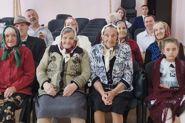 Пожилые жители на посиделках