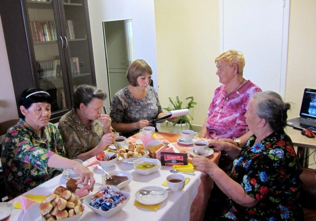 Сценки для пожилых. Чайные посиделки для пожилых. Посиделки на яблочный спас. Картина посиделки для пожилых. Посиделки на спас.