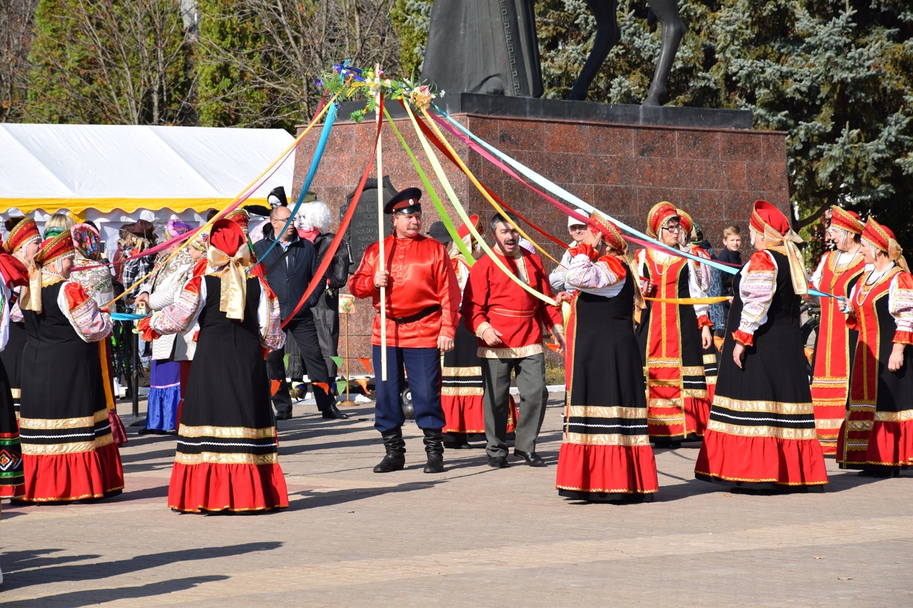 Ярмарка в белгороде 4 ноября. Бирюченская ярмарка 2022. Ярмарочные гуляния. Ярмарка народные гуляния. Традиции ярмарочных гуляний.