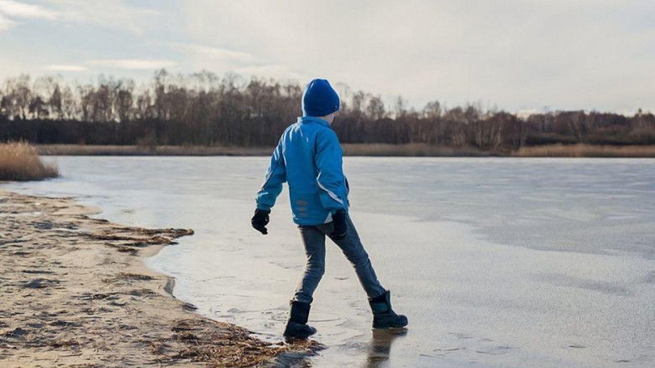 По тонкому льду ремикс. Весенний лед. Мальчик провалился под лед. Дети на льду. Лед.