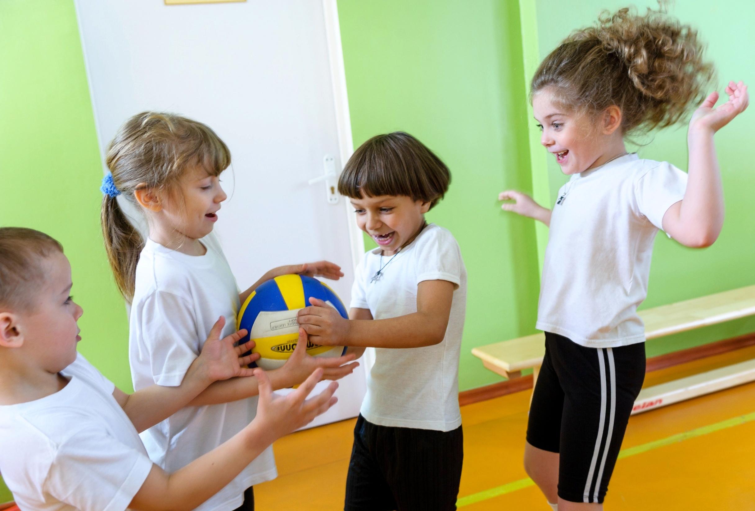 Игры с мячом младшая группа. Дети на физкультуре в детском саду. Занятия физкультурой в школе. Физкультура в садике. Младшие дошкольники в игре.