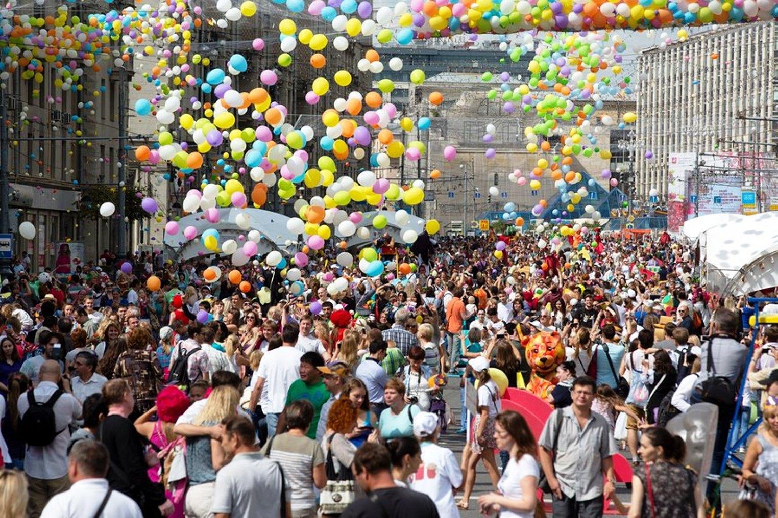 Мероприятия в москве на год. Городской праздник. Праздник в городе. Праздник на улицах города. День города фестиваль.
