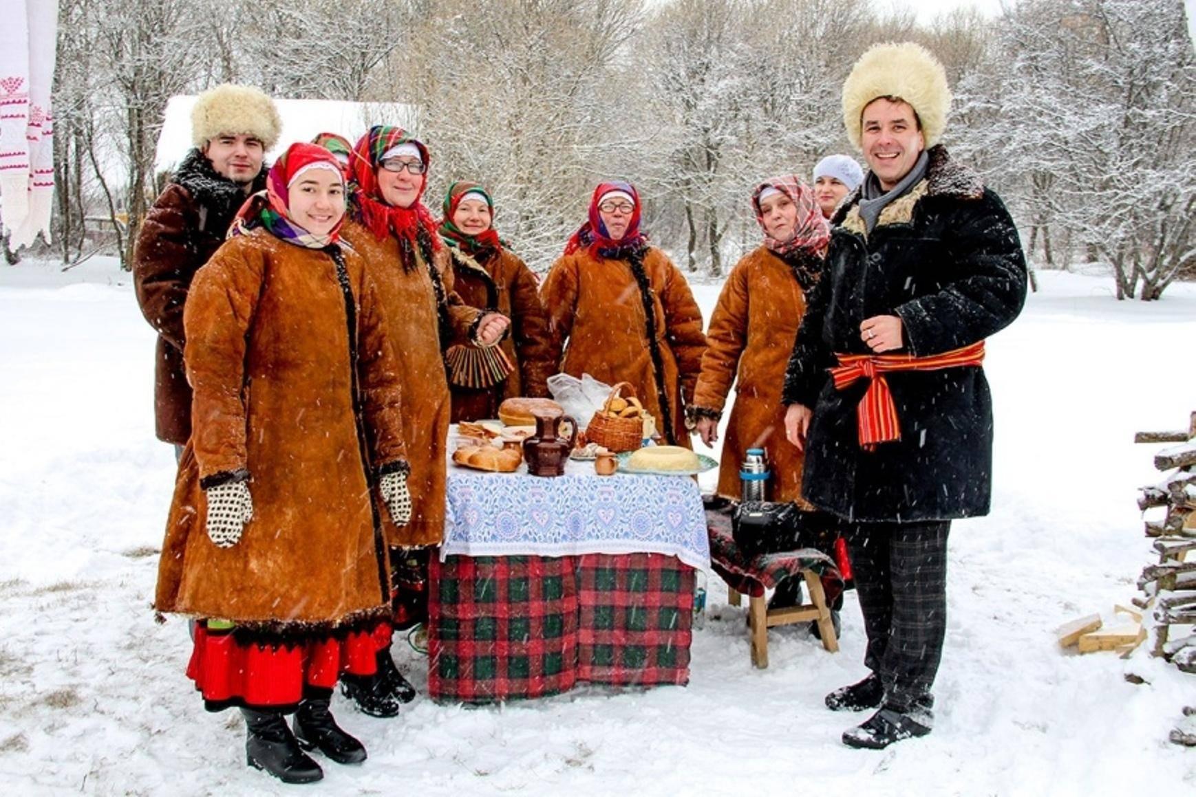 Meet the winter. Зимние посиделки. Посиделки зимой на улице. Зимние посиделки в прошлом. Зима.