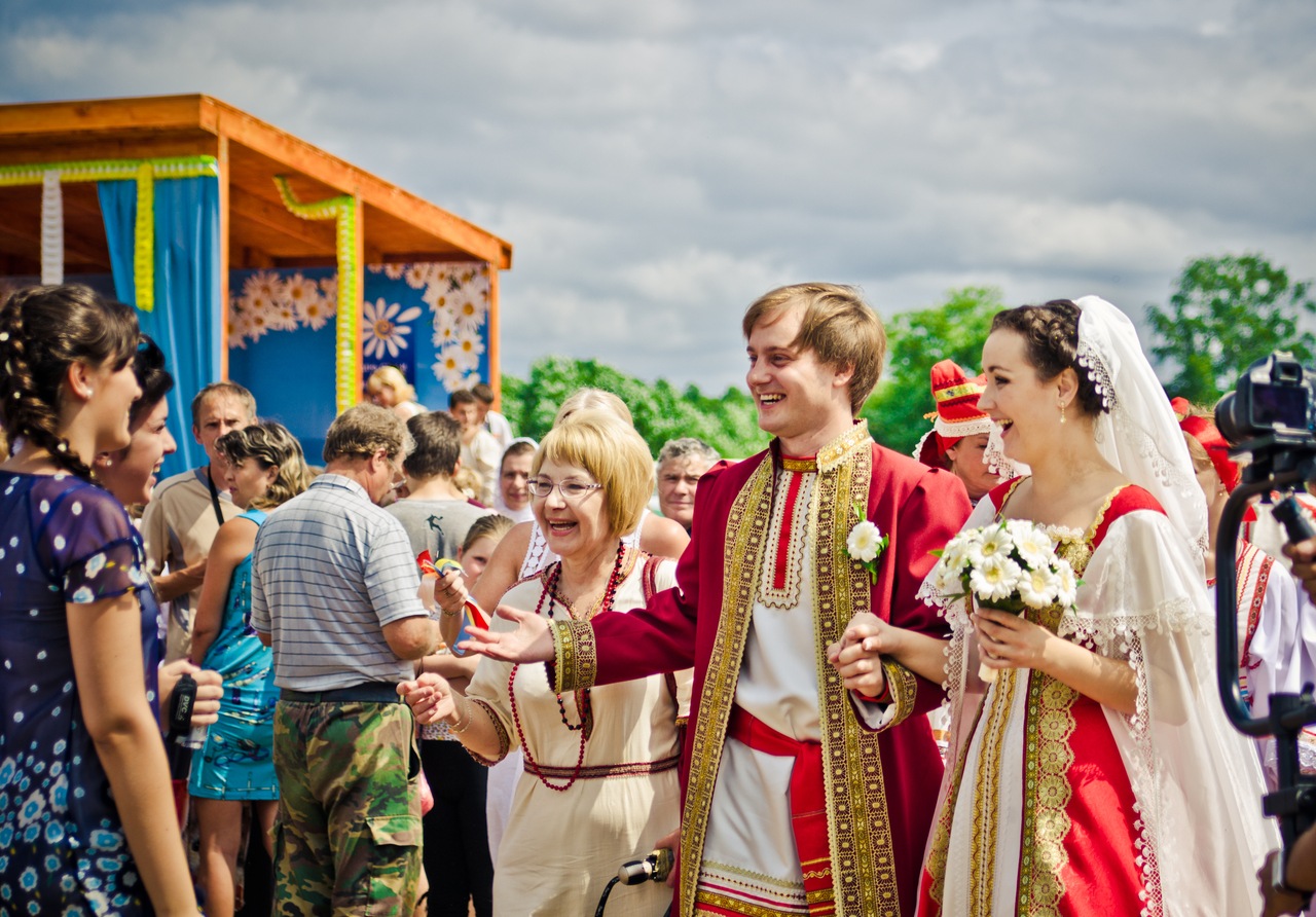 Фото дня русское. Праздник Петра и Февронии в Муроме. Праздник Петра и Февронии в России празднование. Фото праздника Петра и Февронии в России. С днём семьи любви и верности.