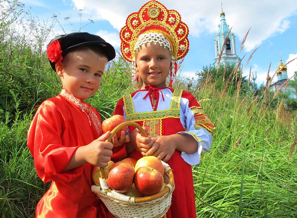 Народные дети. Яблочный спас. Русский национальный костюм для детей. Фольклорный праздник. Народный праздник яблочный спас.