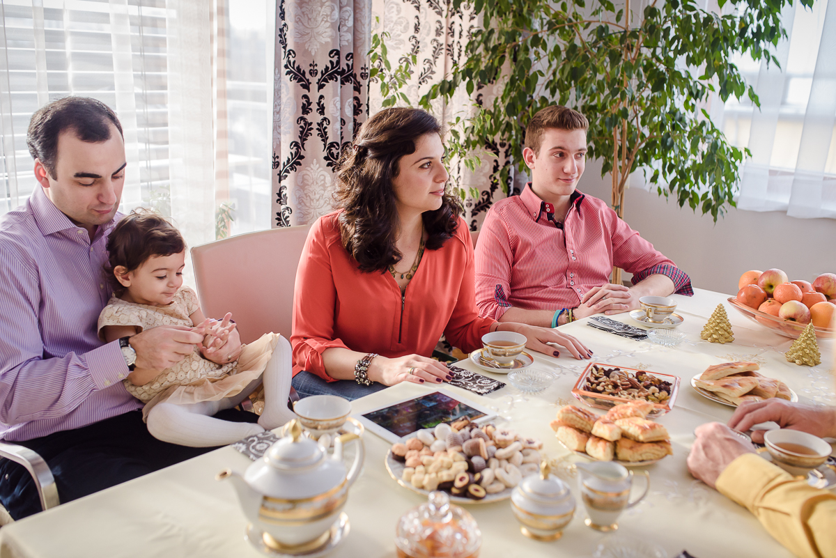 Семейный вечер отдыха. Семейное чаепитие. Семейная традиция чаепитие. Фотосессия семейное чаепитие. Семья вечером.