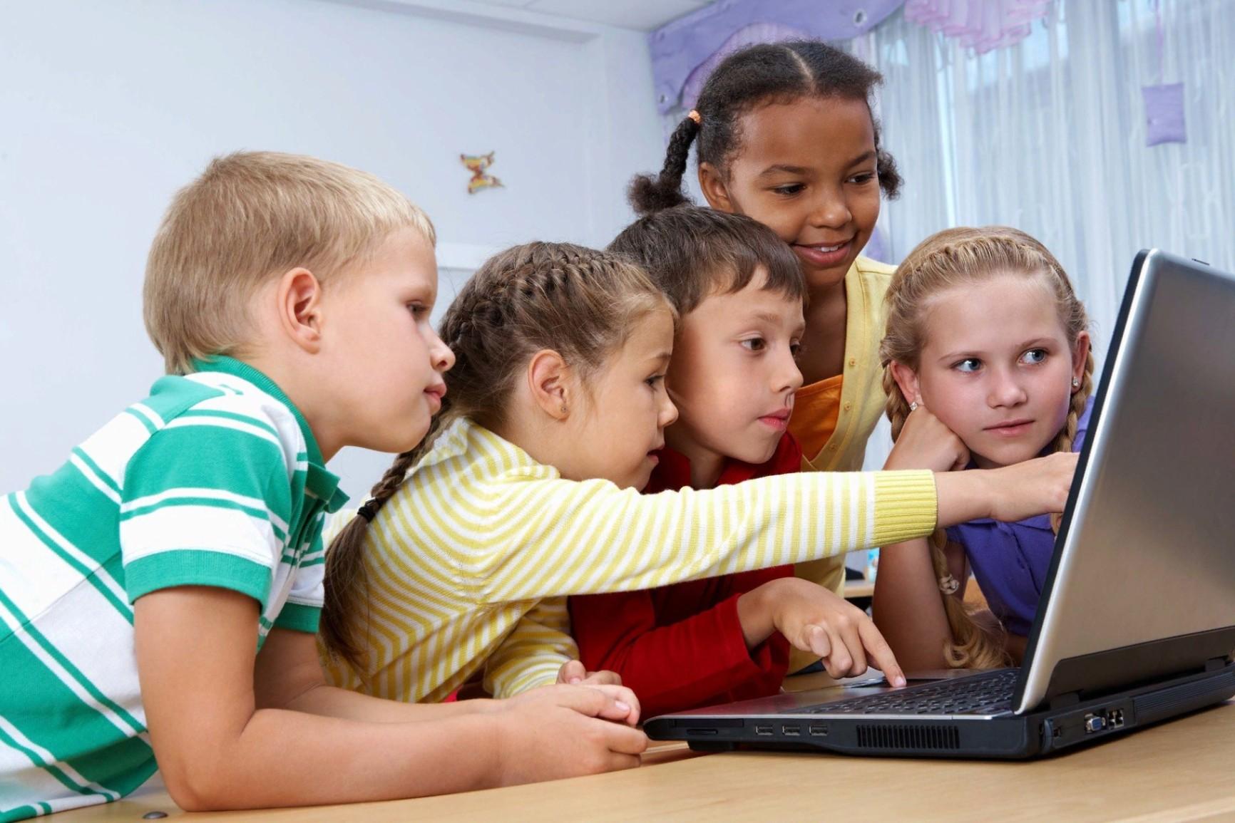 Ребенок за компьютером. Дошкольник и компьютер. Компьютер для детей. Ребенок за ПК. Доступ в интернет в школах
