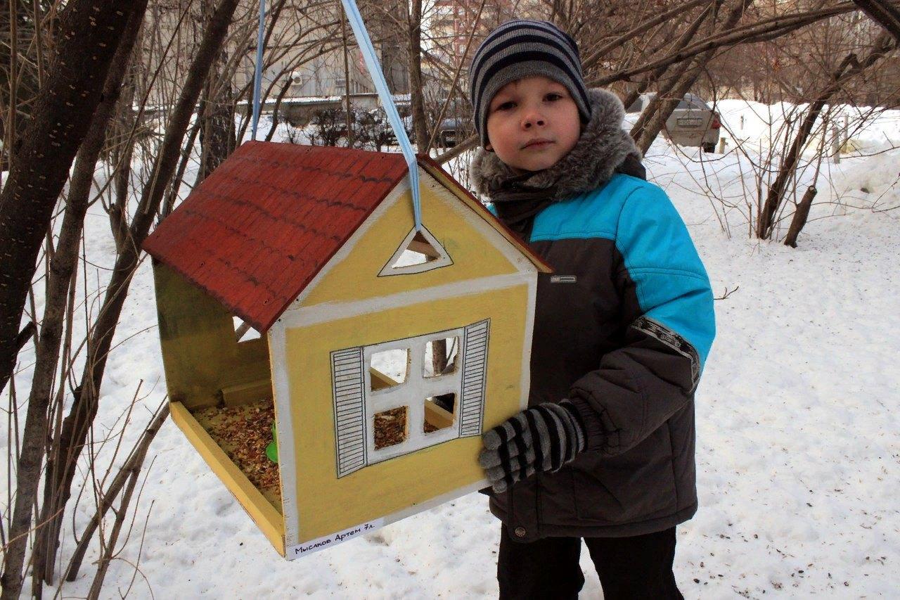 Кормушка своими руками в школу. Кормушка в садик. Кормушка для птиц в детский сад. Конкурс кормушек. Кломкшка в детский сад.