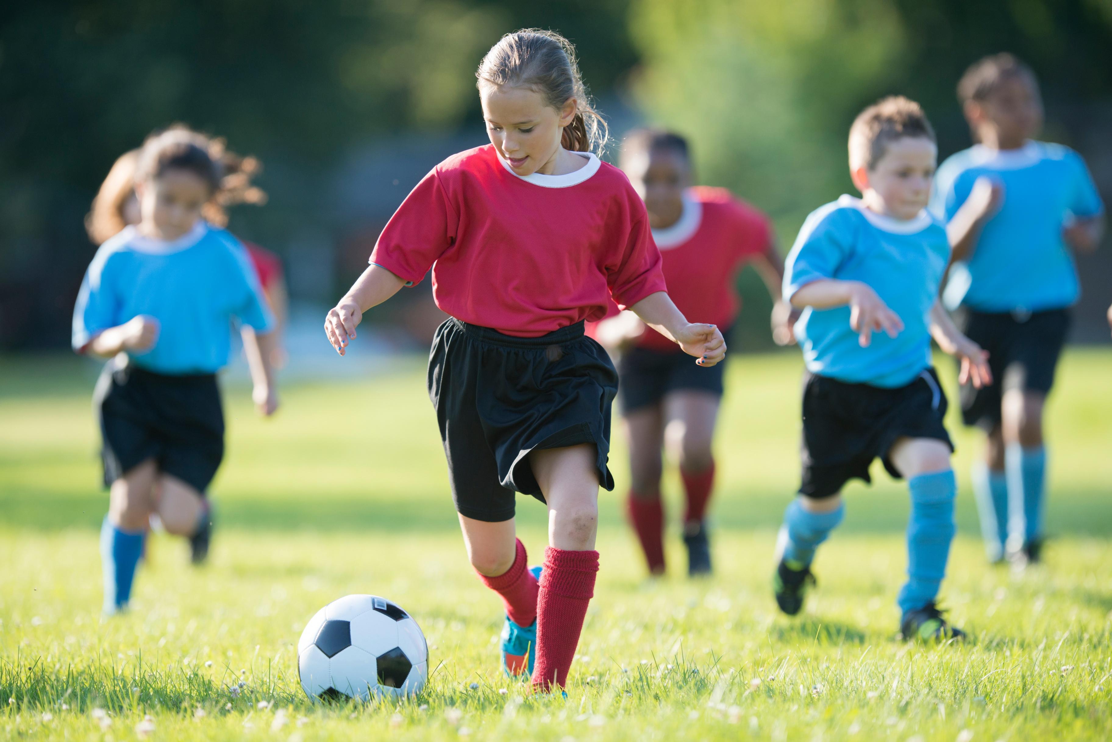 Картинки игры в футбол. Футбол дети. Спорт футбол дети. Ребенок играющий в футбол. Дети играющие в футбол.