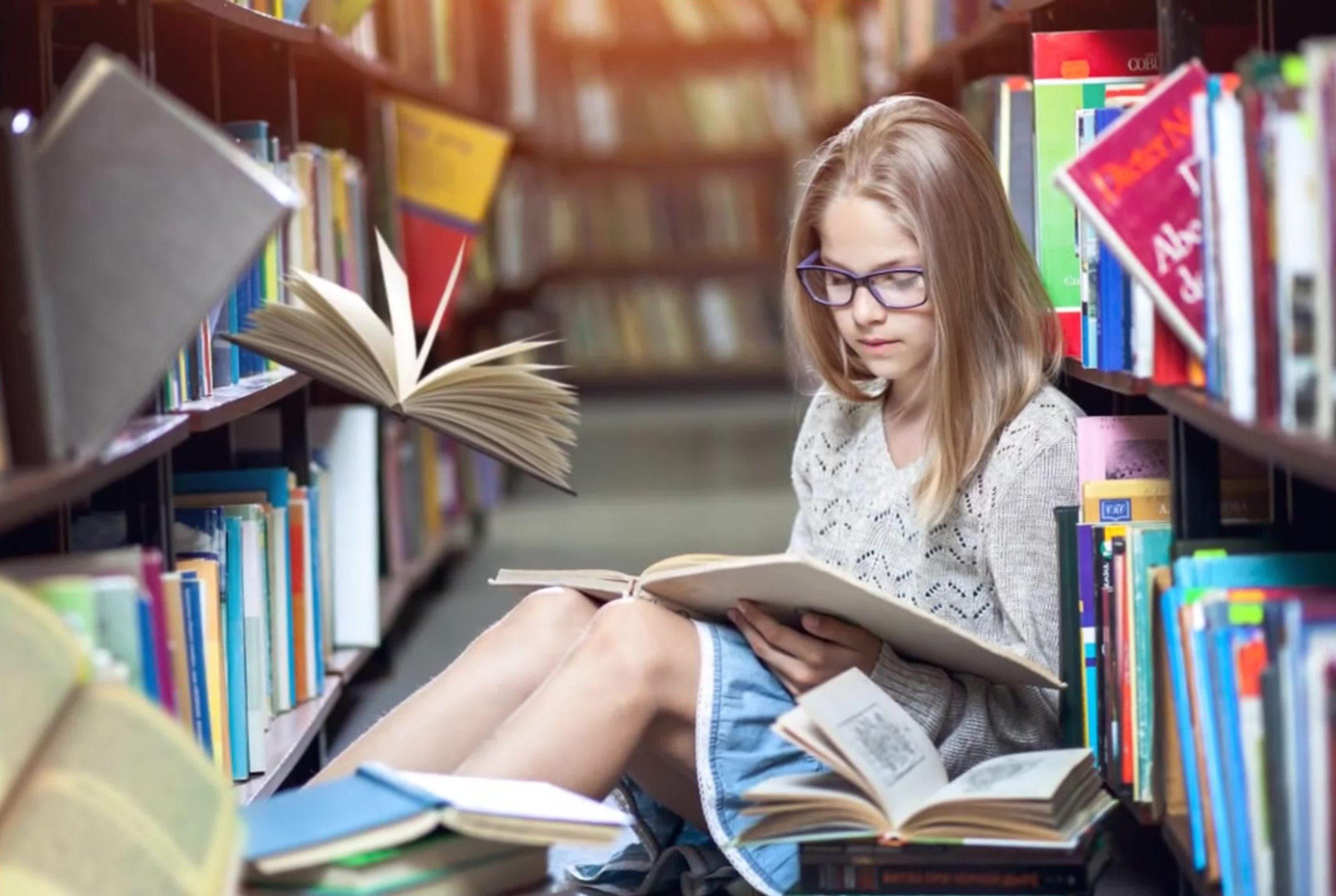 Чтение картинки. Читатели в библиотеке. Дети в библиотеке. Чтение книг. Библиотекарь в библиотеке.