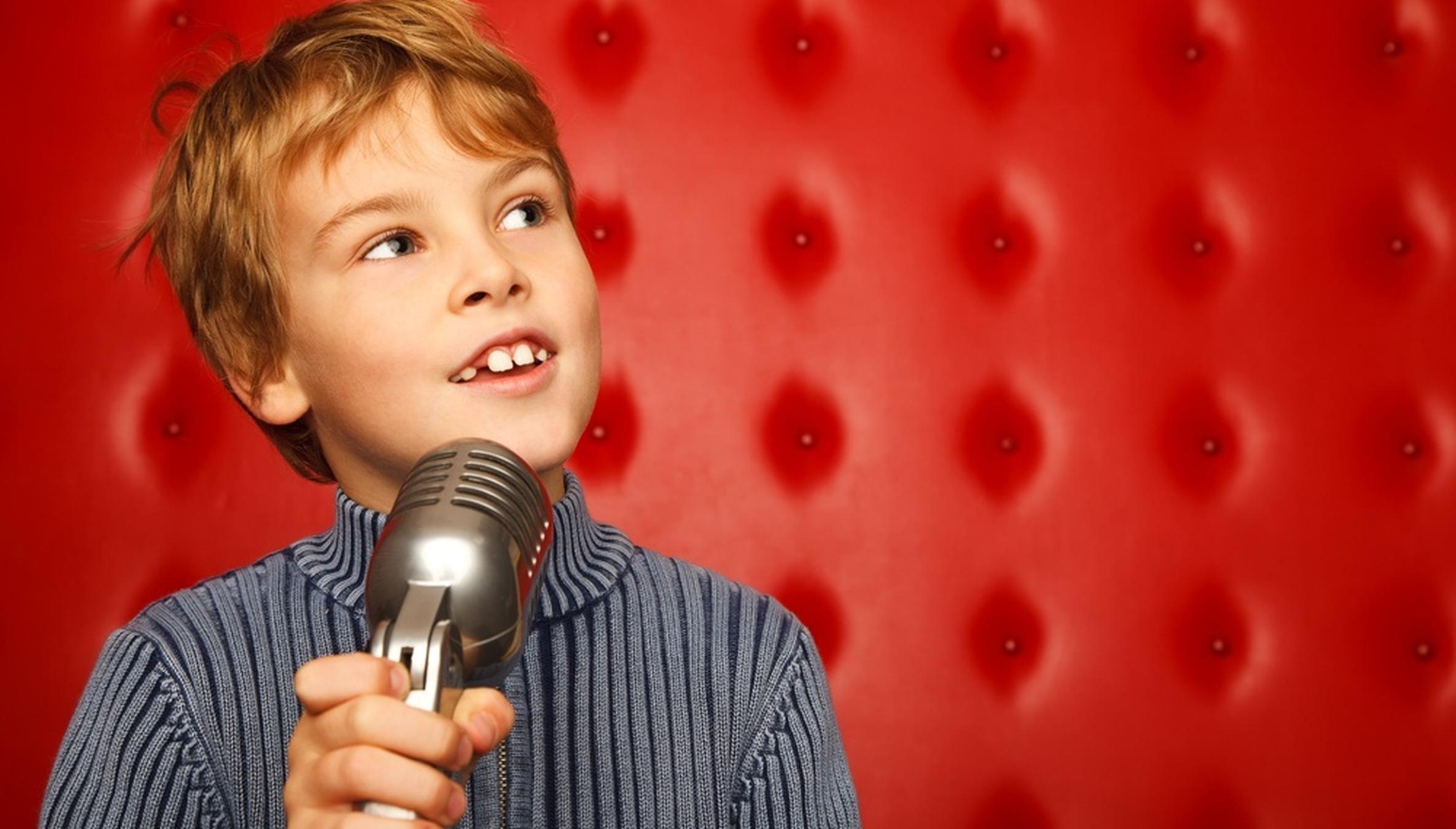 Поют юноши. Мальчик поет. Ребенок с микрофоном. Мальчик поет в микрофон. Дети выступают.