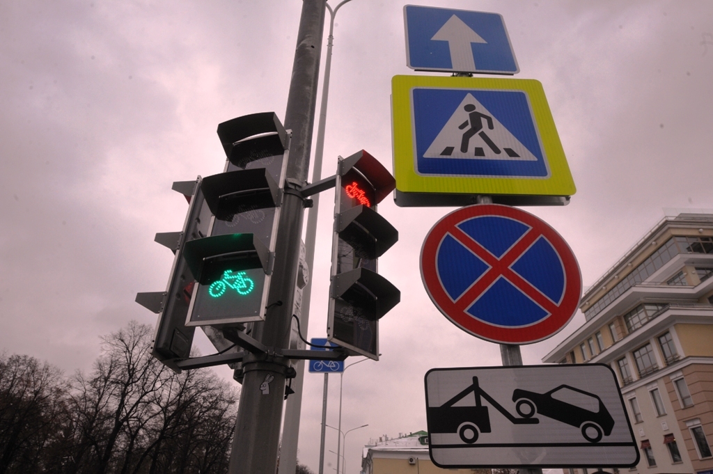 Дорожный знак со. Знак светофор. Пешеходный светофор. Дорожные и пешеходные светофоры. Дорога светофор дорожный знак.