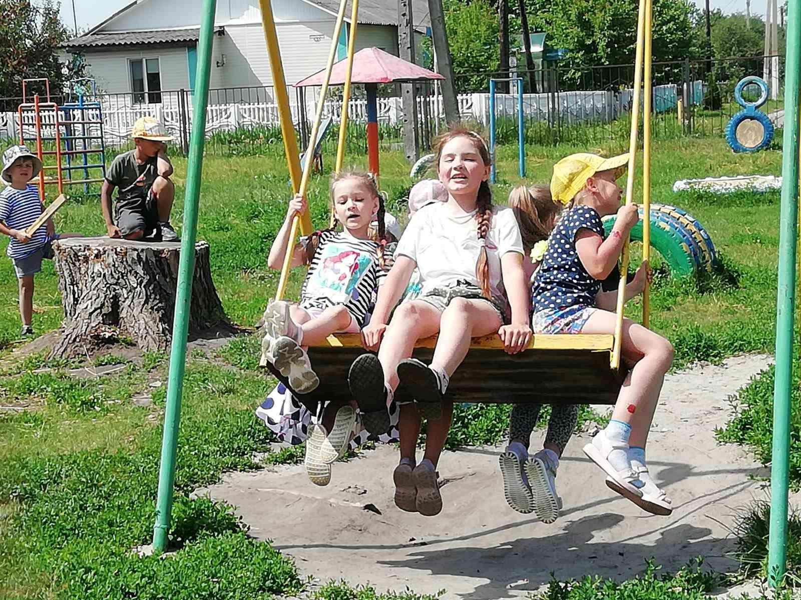 Кружок лета. Игровая программа переполох. Фотосессия на улице летом. Белгородское лето 2022 фото. Купание в Яковлевском лето 2022.