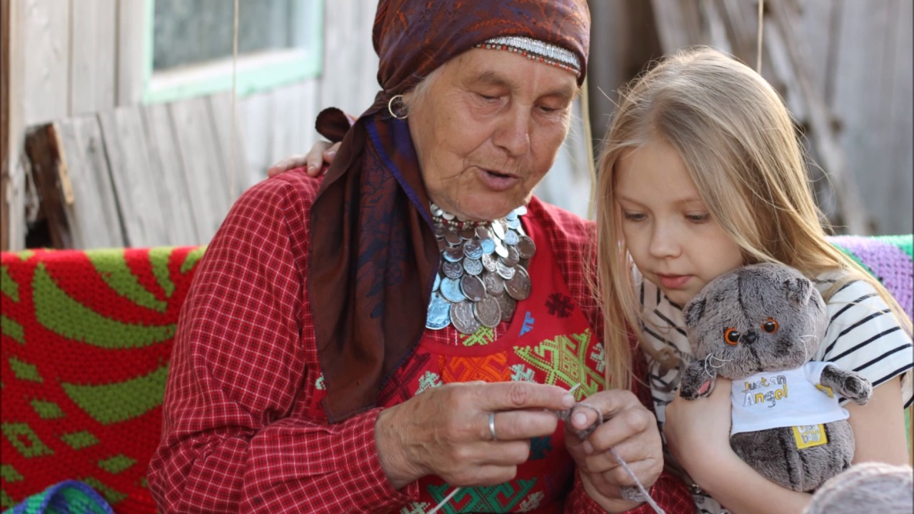 Бабка внучка видео. Бабушка с вязанием. Бабушка и внучка. Бабушка с внучкой в деревне. Бабушка с внуками в деревне.
