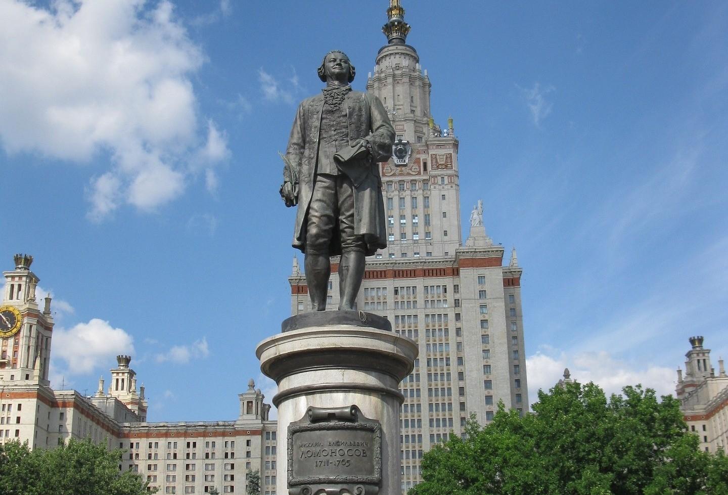 Памятник ломоноса. Ломоносов Михаил Васильевич памятник в Москве МГУ. Памятник Ломоносову (Москва, воробьёвы горы). Ломоносов Михаил Васильевич памятники в Москве. Памятник Ломоносову МГУ.