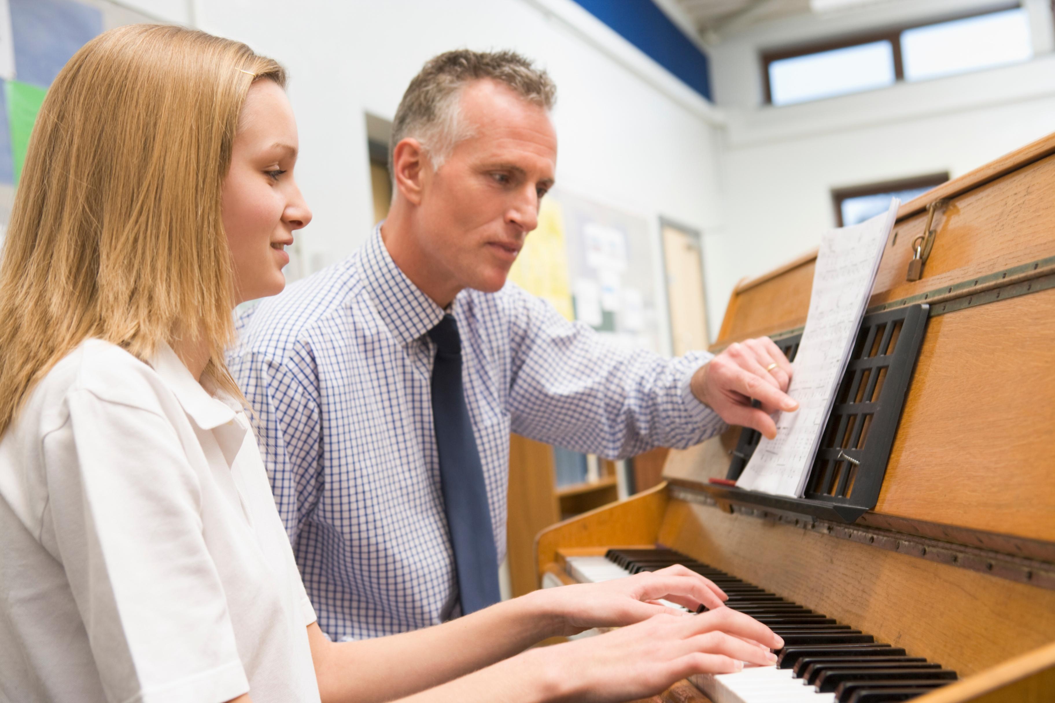Учитель и ученик за фортепиано