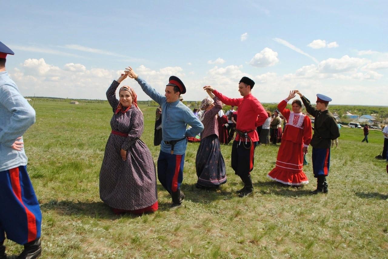 Дон праздник. Хоровод донских Казаков. Казачьи гуляния. Традиционная Казачья культура. Праздники Казаков.