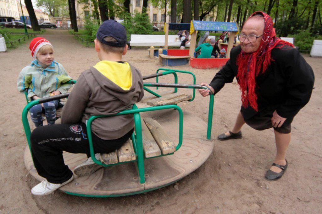 Случайно бабушку. Бабки на детской площадке. Бабушки на детской площадке. Пенсионеры на детской площадке. Бабульки на детских площадках.