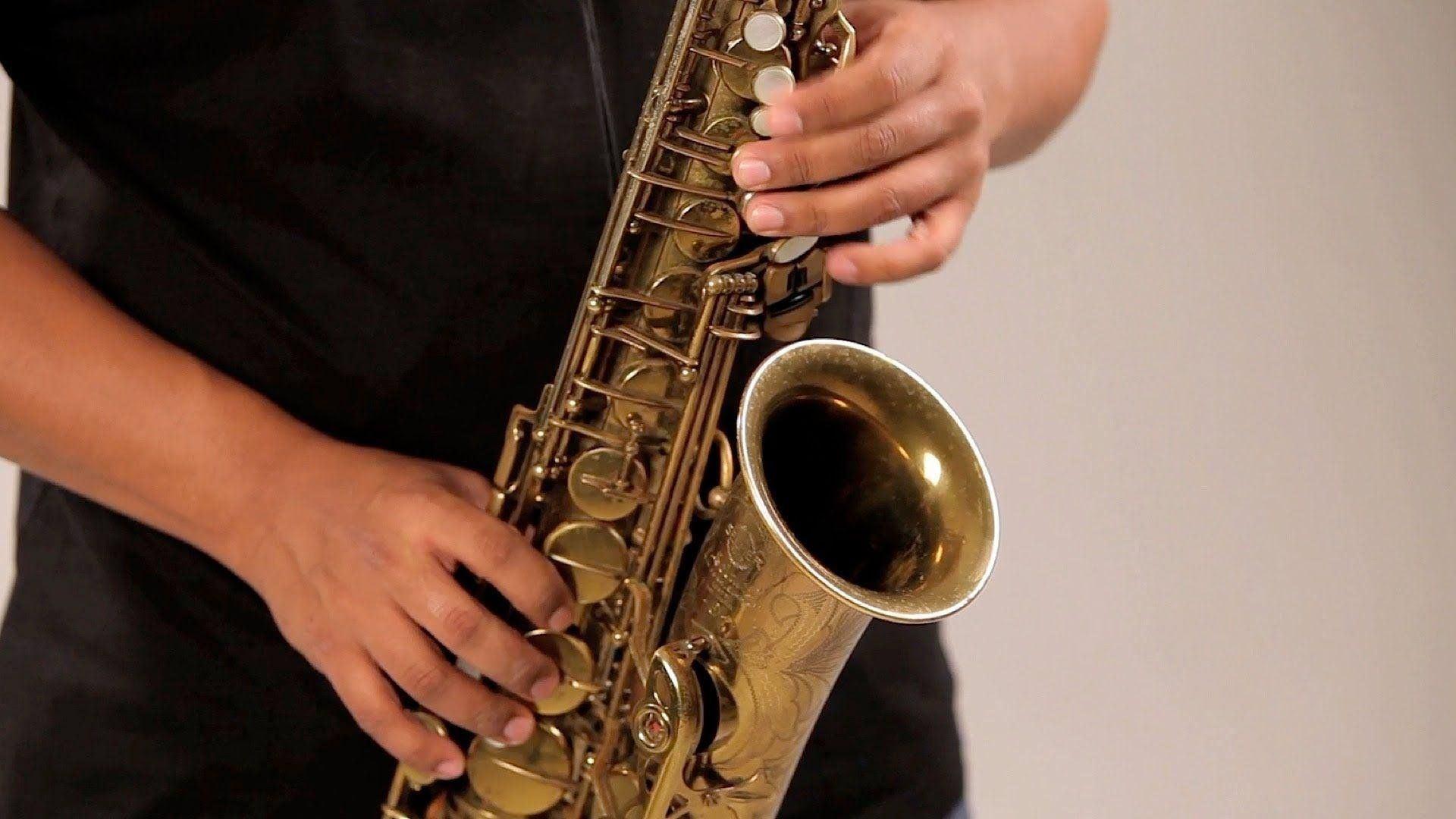 Playing saxophone. Гарик Елоян саксофон. Субконтрабасовый саксофон. Саксофон классический.