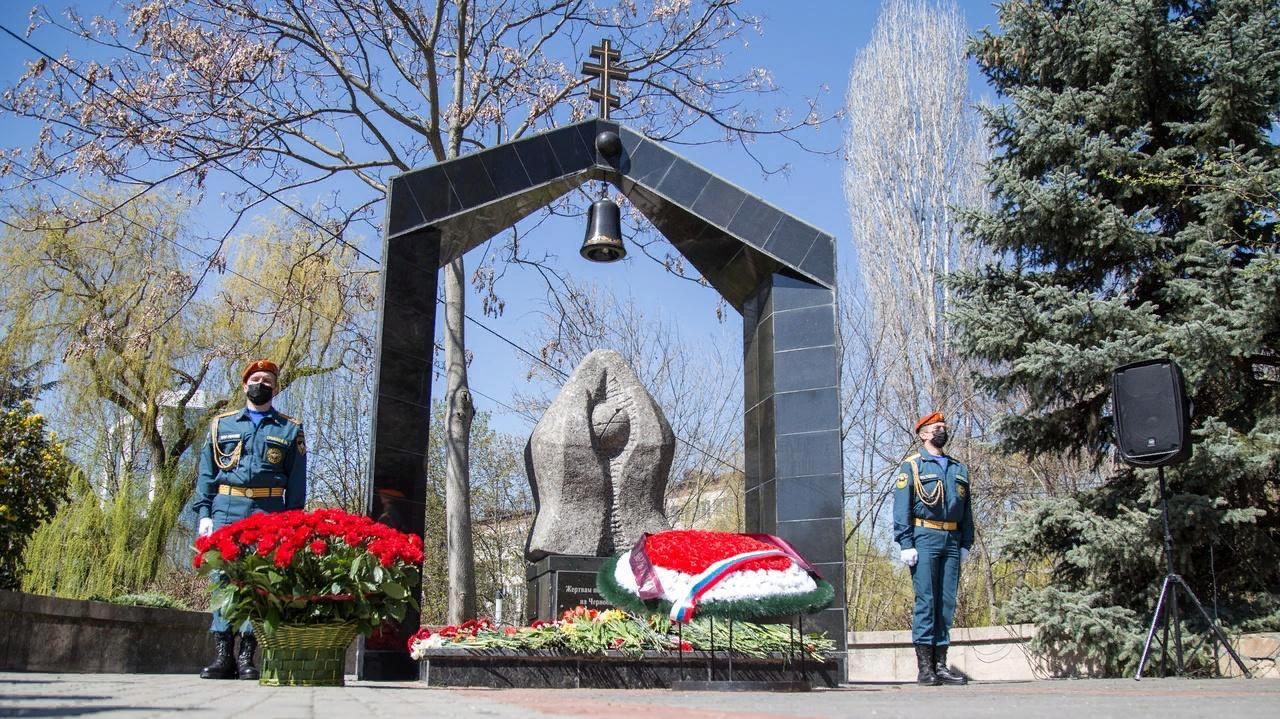 Чернобыль час памяти. Памятник ликвидаторам ЧАЭС В Чернобыле. Мемориал ликвидаторам аварии на Чернобыльской АЭС. Мемориал ликвидаторам Чернобыльской АС. Памятник в Митино героям ликвидаторам.