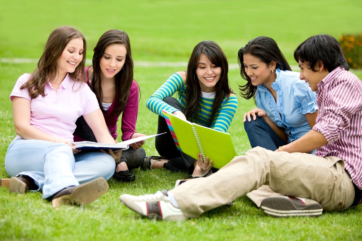 Чтение помогает человеку. Увлечения подростков. Общение студентов. Разные студенты. Общение с природой.