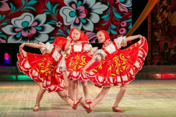 Народные танцы сложные. Народные танцы. Костюмы для танцевальных коллективов. Русский народный танец дети. Русский народный костюм для танца.