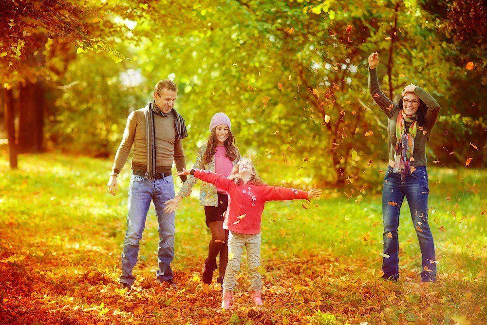 Парк дети в семье. Прогулка в лесу. Прогулка в парке осень семья. Осенняя прогулка. Прогулка в парке осенью.