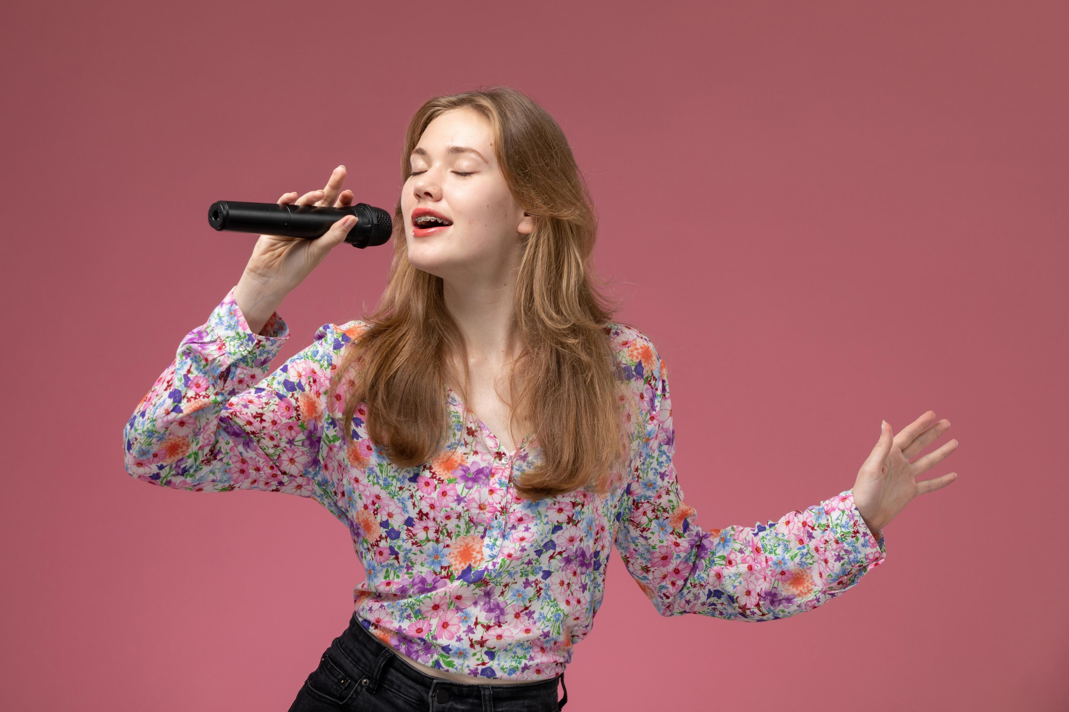 Woman singing. Девочка с микрофоном. Поиск голосом.