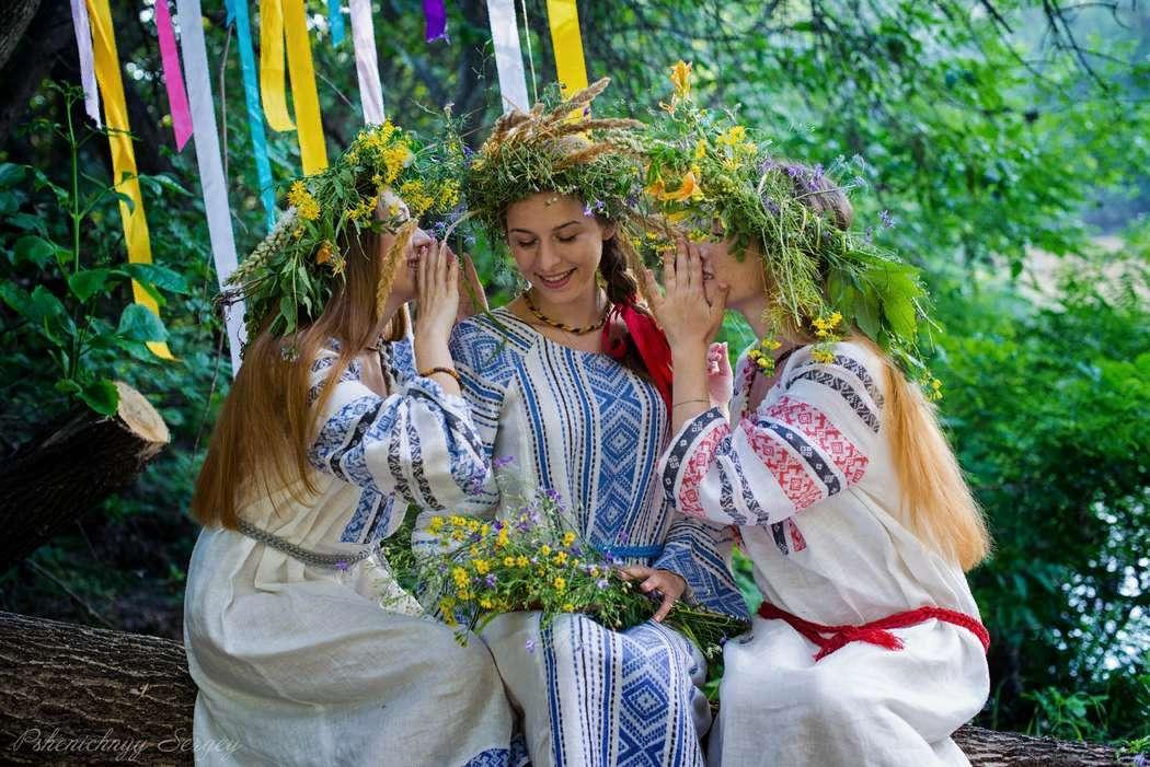 Из чего плетут венки на ивана купала. Славянский венок. Плетение венков. Венок на Троицу. Девушки плетут венки.