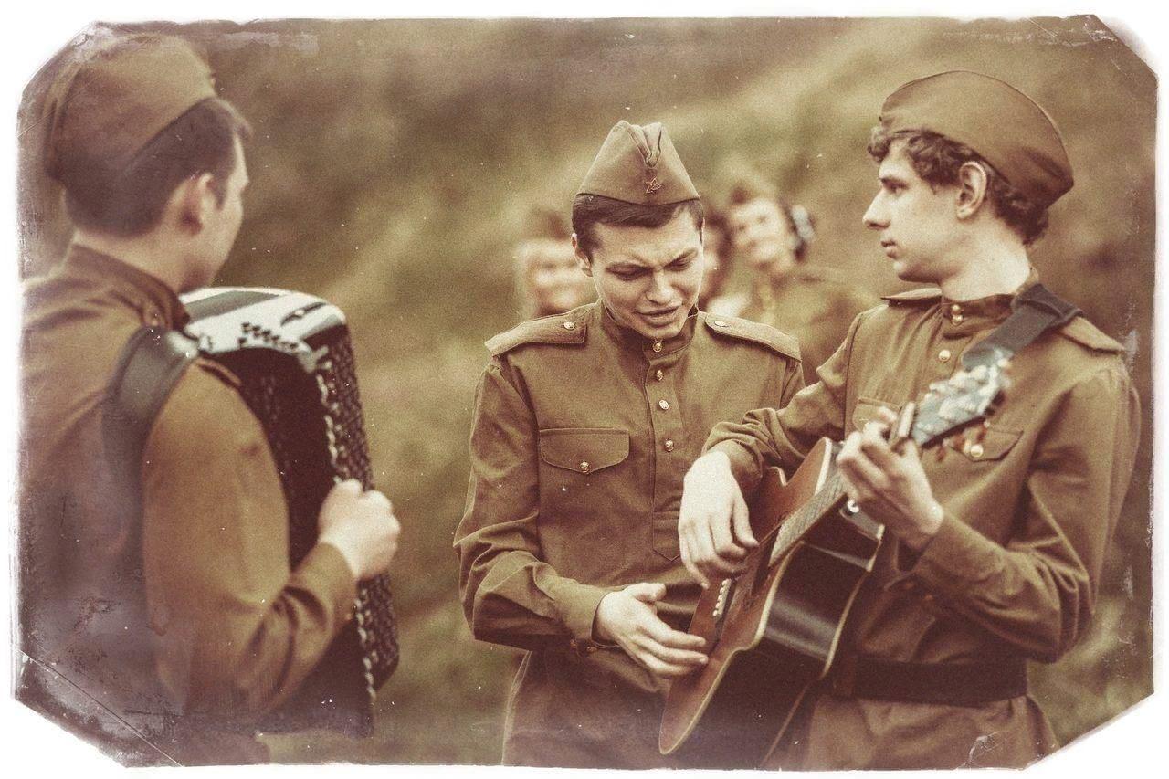 Военные песни 1945 года слушать. Солдаты поют. Солдаты поют на войне. Военные песни. Военный исполнитель.