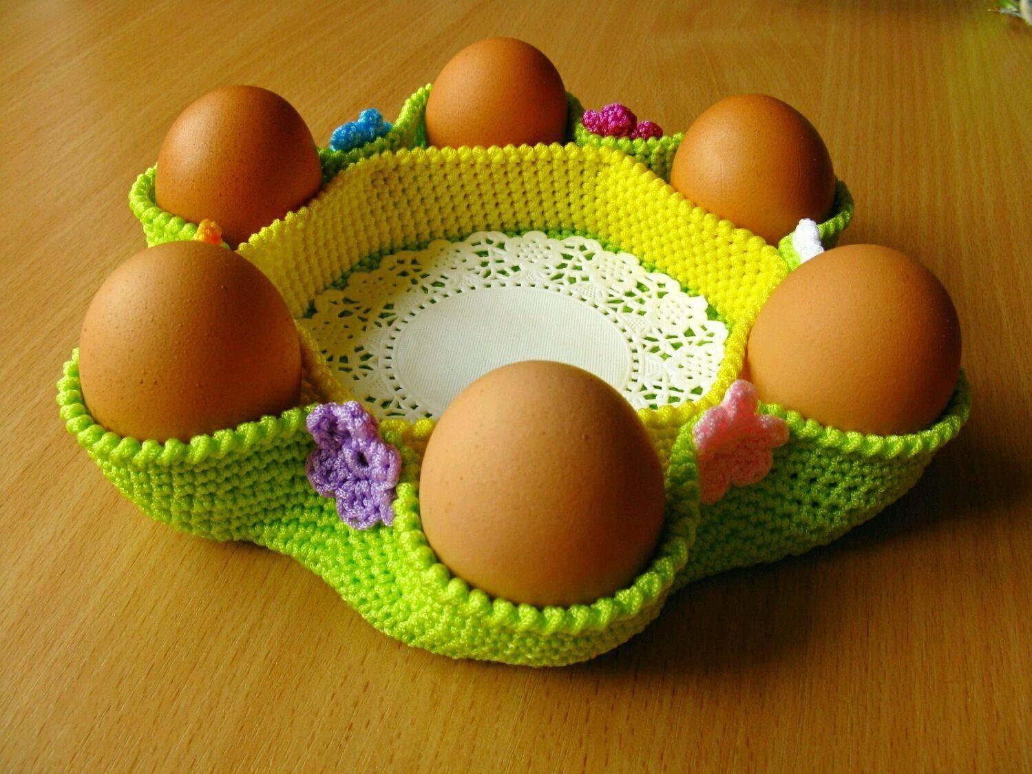 Подставка для пасхальных яиц своими руками. Пасхальная Курочка корзинка крючком. Пасхальная подставка для яйца. Вязаная корзинка для пасхальных яиц. Подставка для пасхальных яиц крючком.
