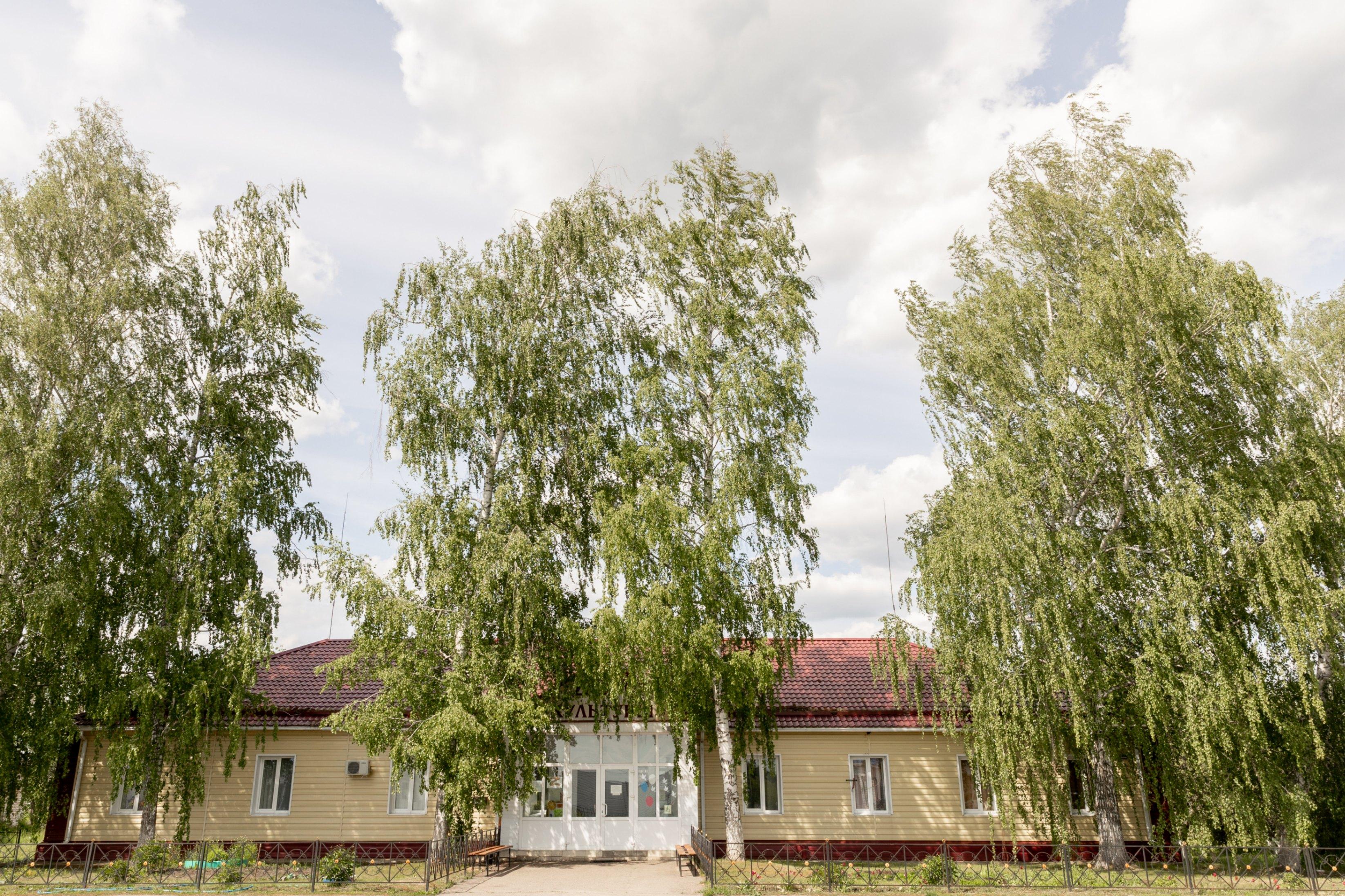 Волоконовский центральный сельский Дом культуры. Адрес — Белгородская обл.,  Чернянский р-н, с. Волоконовка, пл. Покровская, д 2. Фото, режим работы,  афиша и события. Культурный регион